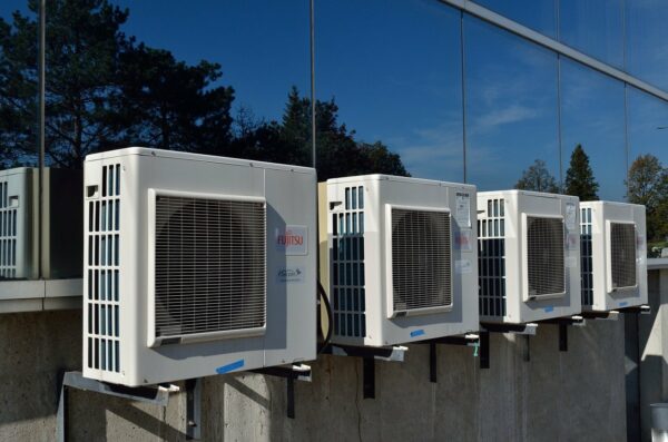 Klimaanlage an Hauswand montiert