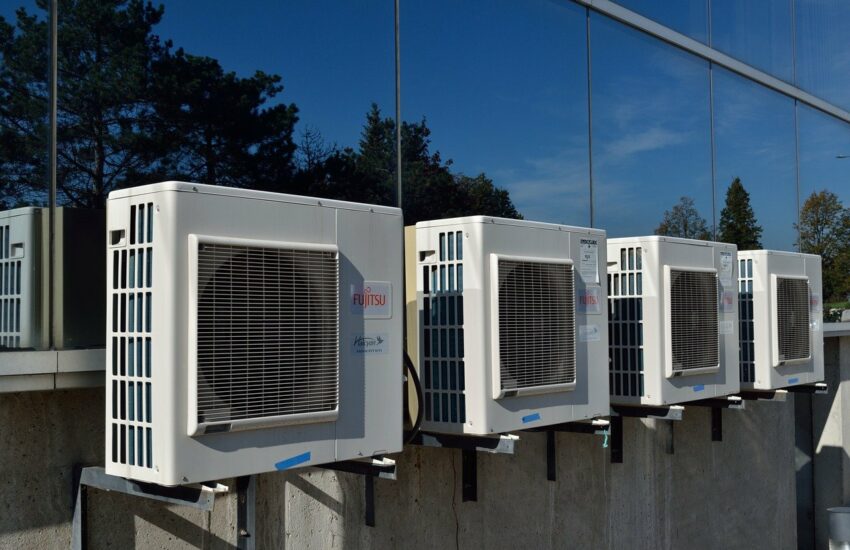 Klimaanlage an Hauswand montiert
