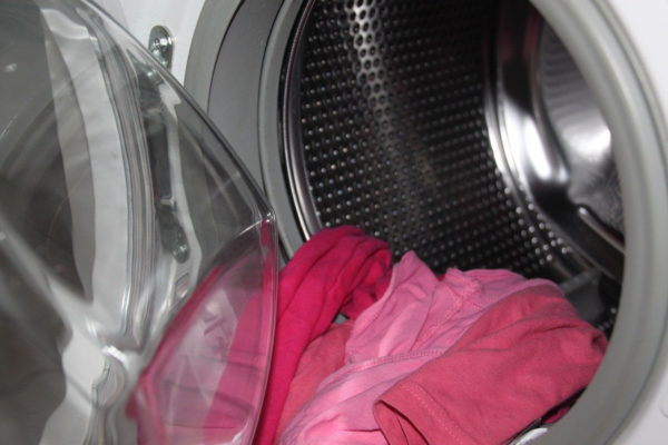 Eine Waschmaschine gibt viel Feuchtigkeit an die Raumluft ab