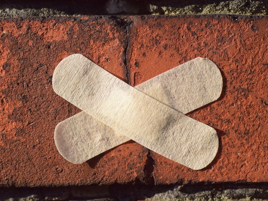 Pflaster an einer Wand als Symbol gegen Schimmel