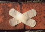 Pflaster an einer Wand als Symbol gegen Schimmel