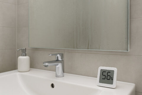 Optimale Luftfeuchtigkeit im Badezimmer mit Hygrometer messen