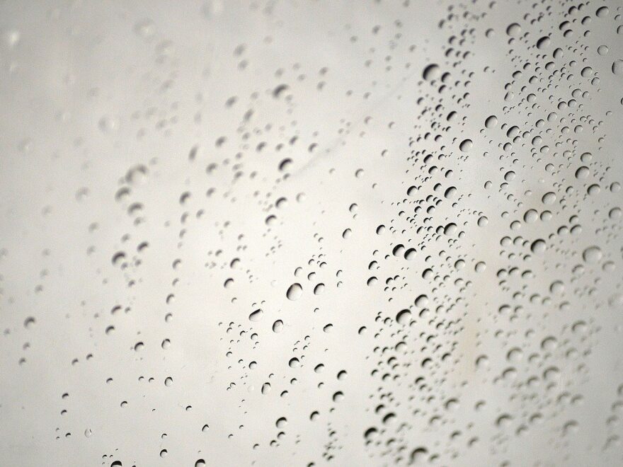 Wassertropfen im Badezimmer