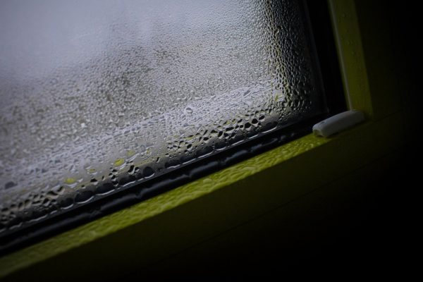 Wassertropfen an einer Fensterscheibe abhängig vom Taupunkt