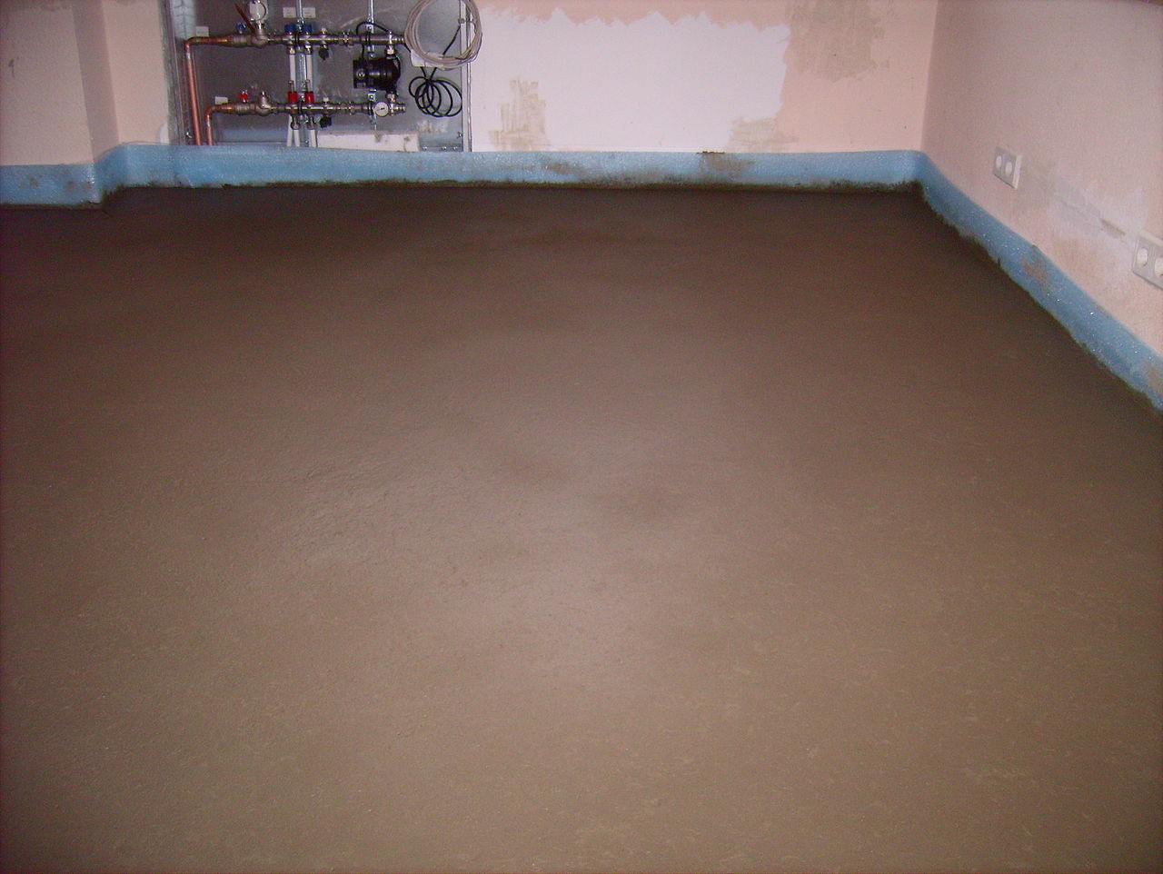 Wie lange muss Estrich trocknen? Hilft ein Bautrockner? Wie lange muss Estrich trocknen? Hilft ein Bautrockner?