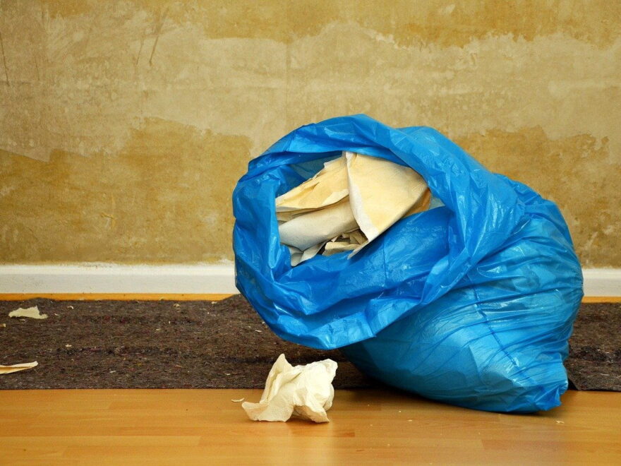 Feuchte Wände durch renovieren oder tapezieren