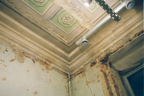 Schimmel an Wand und Decke Schimmel an Wand und Decke