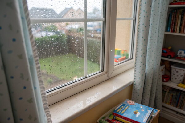 Fenster mit Feuchtigkeit – ein Warnzeichen im Kinderzimmer Beschlagene Fenster als Anzeichen für feuchte Luft im Kinderzimmer