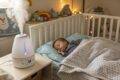 Luftbefeuchter bei Erkältung hilft Baby beim Atmen und Schlafen